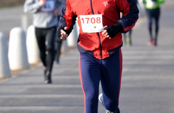 Bėgikų sezonas Jonavoje prasidėjo žiemos varžybomis