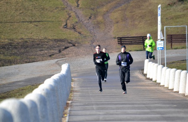 Bėgikų sezonas Jonavoje prasidėjo žiemos varžybomis