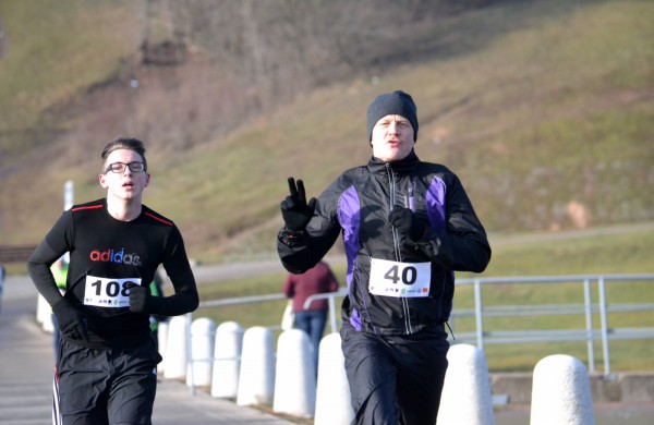 Bėgikų sezonas Jonavoje prasidėjo žiemos varžybomis