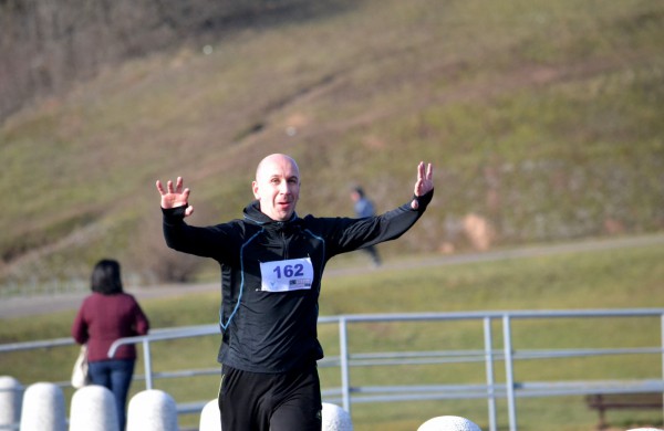 Bėgikų sezonas Jonavoje prasidėjo žiemos varžybomis