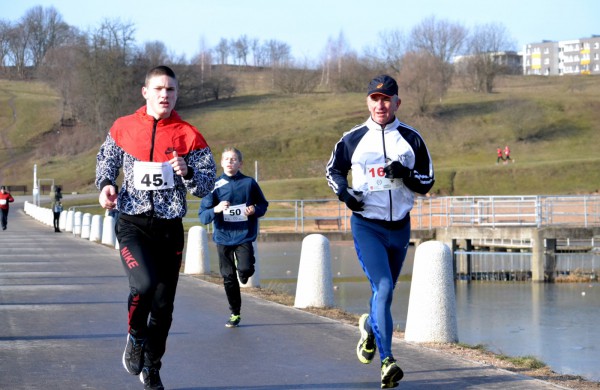 Bėgikų sezonas Jonavoje prasidėjo žiemos varžybomis