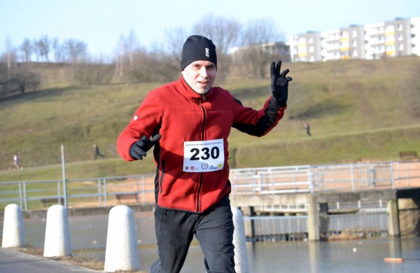 Bėgikų sezonas Jonavoje prasidėjo žiemos varžybomis