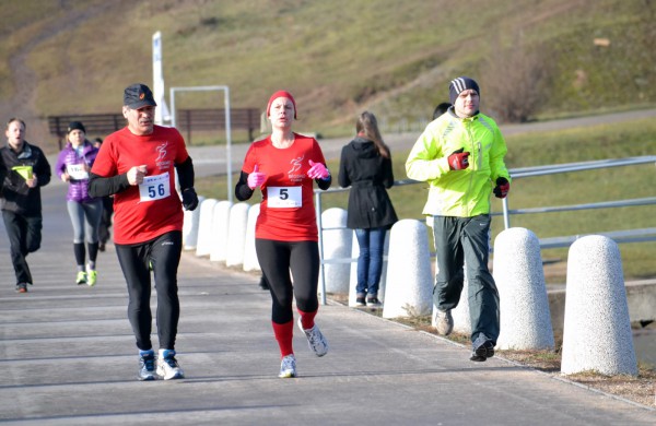 Bėgikų sezonas Jonavoje prasidėjo žiemos varžybomis