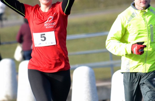 Bėgikų sezonas Jonavoje prasidėjo žiemos varžybomis