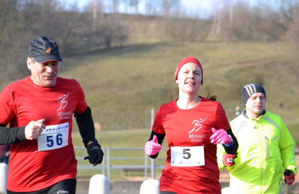 Bėgikų sezonas Jonavoje prasidėjo žiemos varžybomis