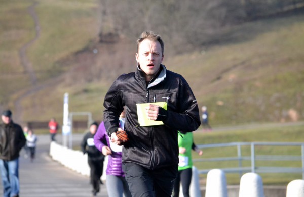 Bėgikų sezonas Jonavoje prasidėjo žiemos varžybomis