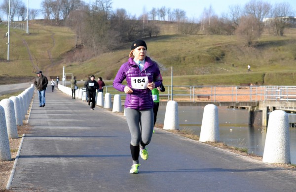 Bėgikų sezonas Jonavoje prasidėjo žiemos varžybomis