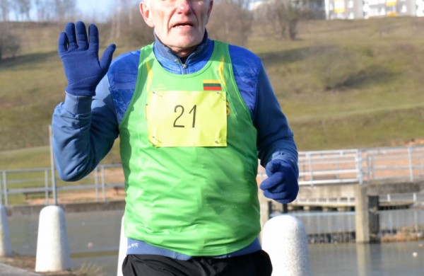 Bėgikų sezonas Jonavoje prasidėjo žiemos varžybomis