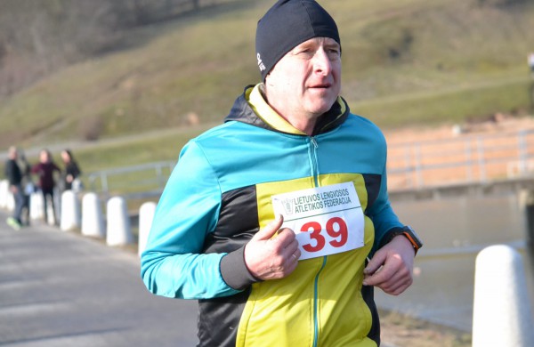 Bėgikų sezonas Jonavoje prasidėjo žiemos varžybomis