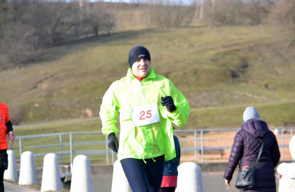 Bėgikų sezonas Jonavoje prasidėjo žiemos varžybomis
