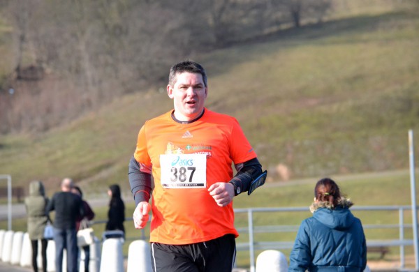 Bėgikų sezonas Jonavoje prasidėjo žiemos varžybomis