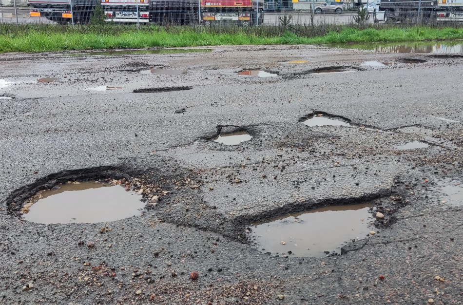 „Pataupo asfaltui“ ir kiti panašūs mitai ekspertus verčia šypsotis: keliuose – trigubi kokybės bandymai, testai laboratorijose ir didelės baudos 