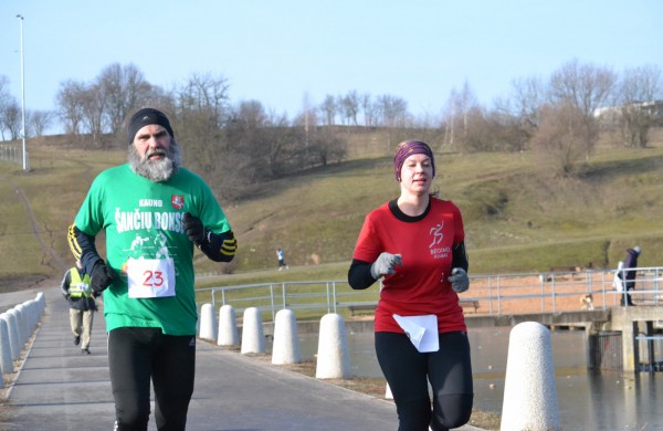 Bėgikų sezonas Jonavoje prasidėjo žiemos varžybomis