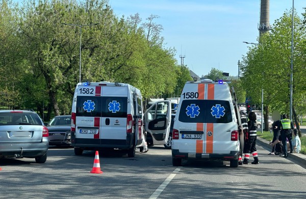 Smūgis po smūgio Žeimių g.: sužeista vairuotoja ir medikas, teikęs pagalbą