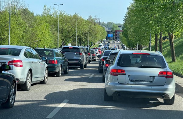 Smūgis po smūgio Žeimių g.: sužeista vairuotoja ir medikas, teikęs pagalbą