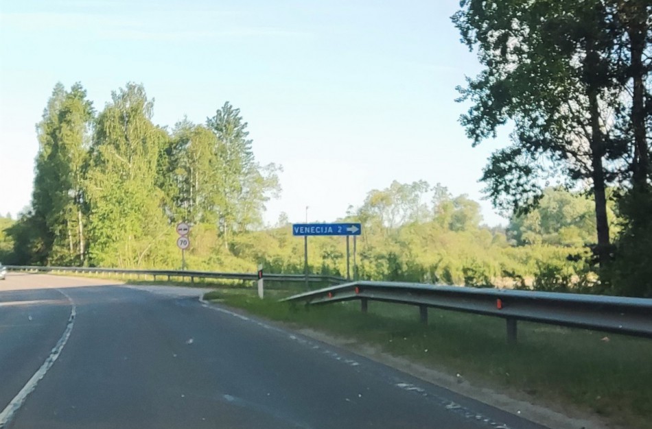 Vandens stichija Rukloje: išsiliejo užtvanka, apsėmė kelią