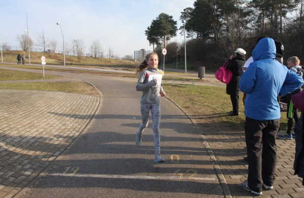 Bėgikų sezonas Jonavoje prasidėjo žiemos varžybomis