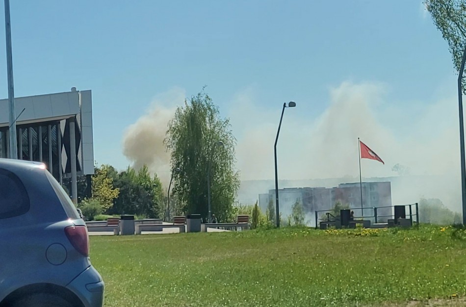 Sodų g. atvira liepsna dega namas