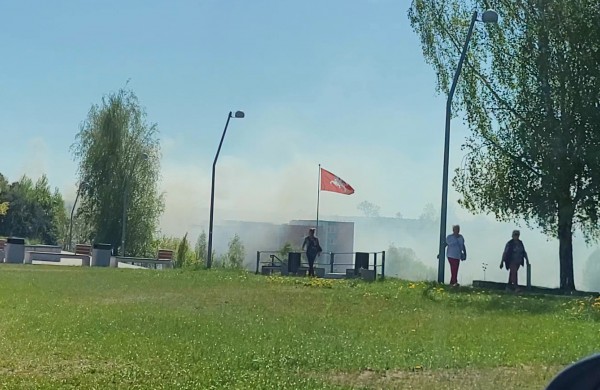 Sodų g. atvira liepsna dega namas