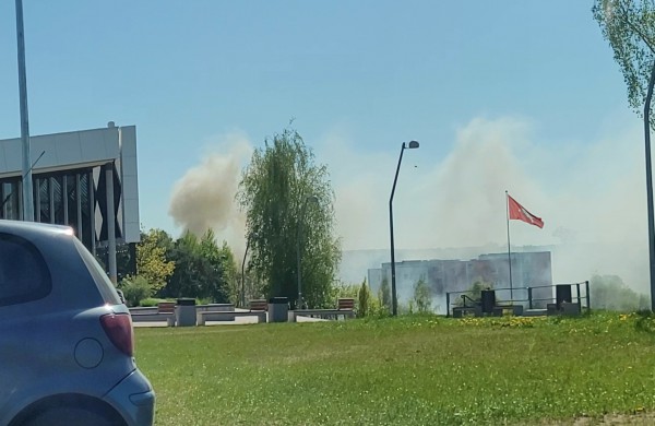 Sodų g. atvira liepsna dega namas