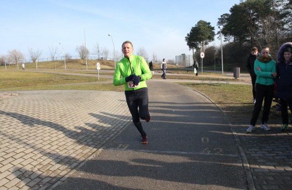 Bėgikų sezonas Jonavoje prasidėjo žiemos varžybomis