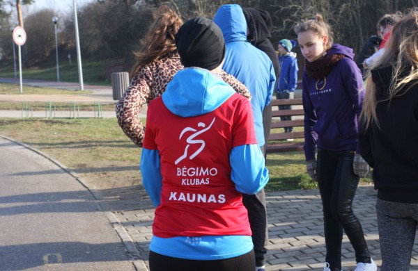 Bėgikų sezonas Jonavoje prasidėjo žiemos varžybomis