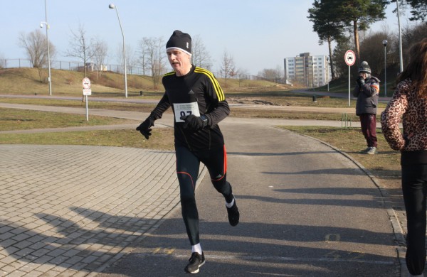 Bėgikų sezonas Jonavoje prasidėjo žiemos varžybomis