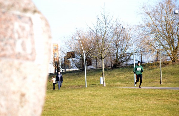 Bėgikų sezonas Jonavoje prasidėjo žiemos varžybomis
