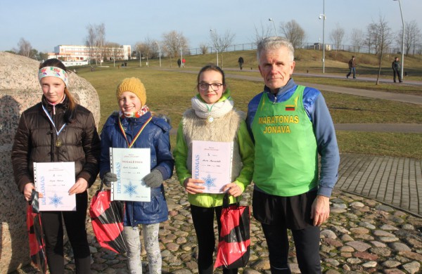 Bėgikų sezonas Jonavoje prasidėjo žiemos varžybomis