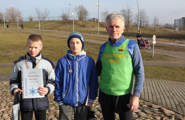 Bėgikų sezonas Jonavoje prasidėjo žiemos varžybomis