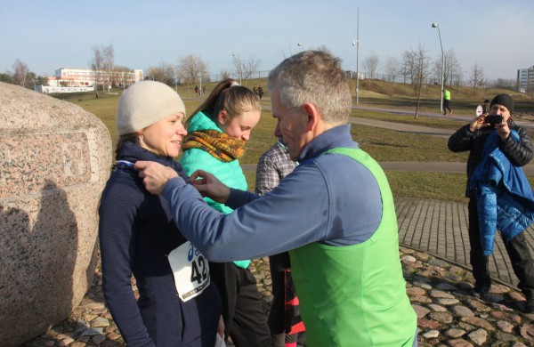 Bėgikų sezonas Jonavoje prasidėjo žiemos varžybomis