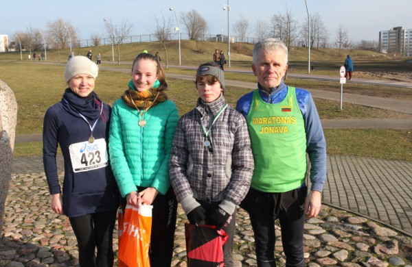 Bėgikų sezonas Jonavoje prasidėjo žiemos varžybomis