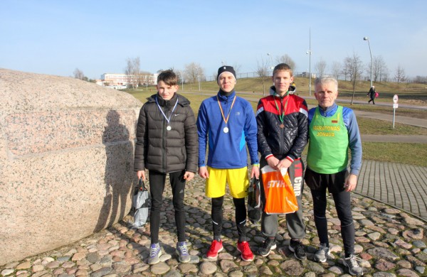 Bėgikų sezonas Jonavoje prasidėjo žiemos varžybomis