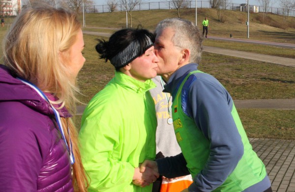 Bėgikų sezonas Jonavoje prasidėjo žiemos varžybomis