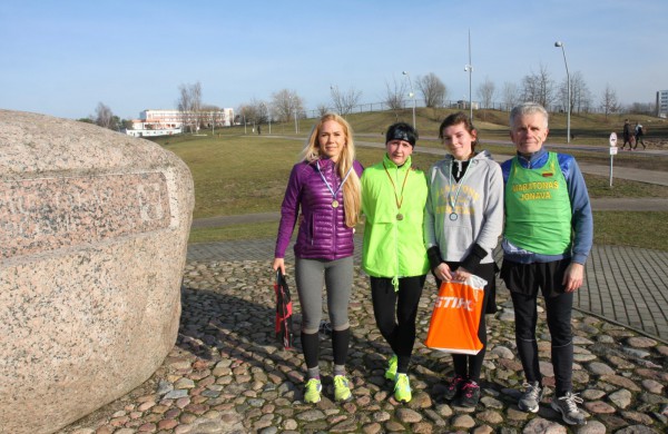 Bėgikų sezonas Jonavoje prasidėjo žiemos varžybomis