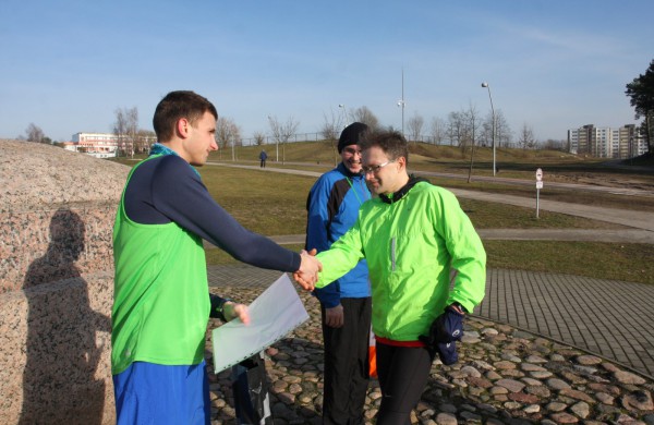 Bėgikų sezonas Jonavoje prasidėjo žiemos varžybomis