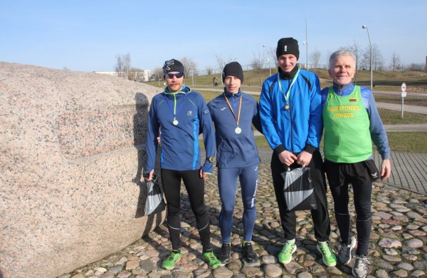 Bėgikų sezonas Jonavoje prasidėjo žiemos varžybomis