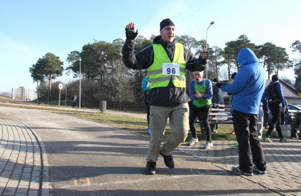 Bėgikų sezonas Jonavoje prasidėjo žiemos varžybomis