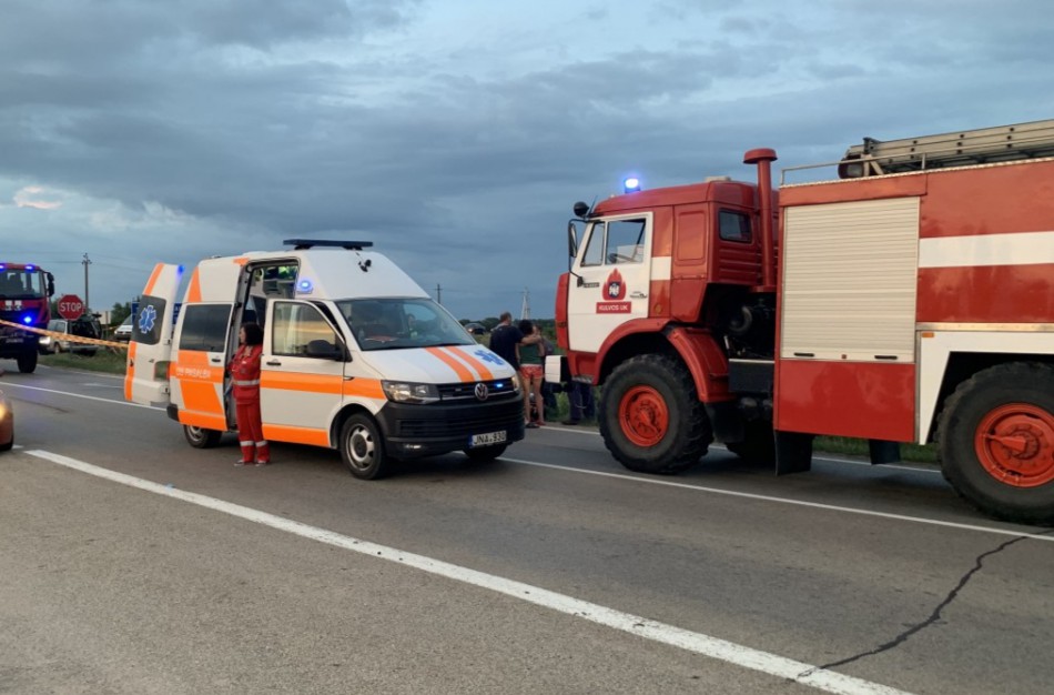 Tiriama, dėl ko ties Martyniškių sankryža užsiliepsnojo vilkikas