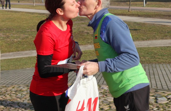 Bėgikų sezonas Jonavoje prasidėjo žiemos varžybomis