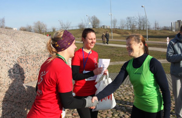 Bėgikų sezonas Jonavoje prasidėjo žiemos varžybomis