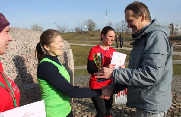 Bėgikų sezonas Jonavoje prasidėjo žiemos varžybomis