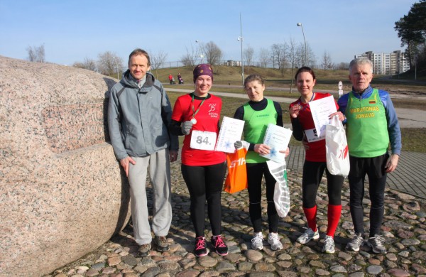 Bėgikų sezonas Jonavoje prasidėjo žiemos varžybomis