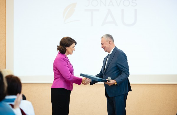 Pirmoji ponia Jonavos rajono TAU dėkojo už bendruomeniškumą ir kitiems kuriamą gėrį