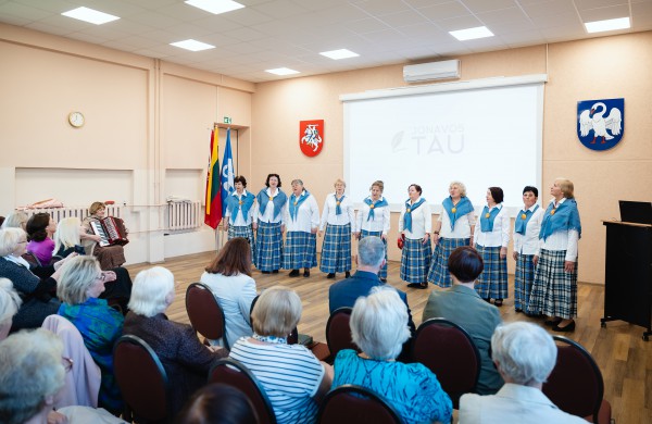 Pirmoji ponia Jonavos rajono TAU dėkojo už bendruomeniškumą ir kitiems kuriamą gėrį