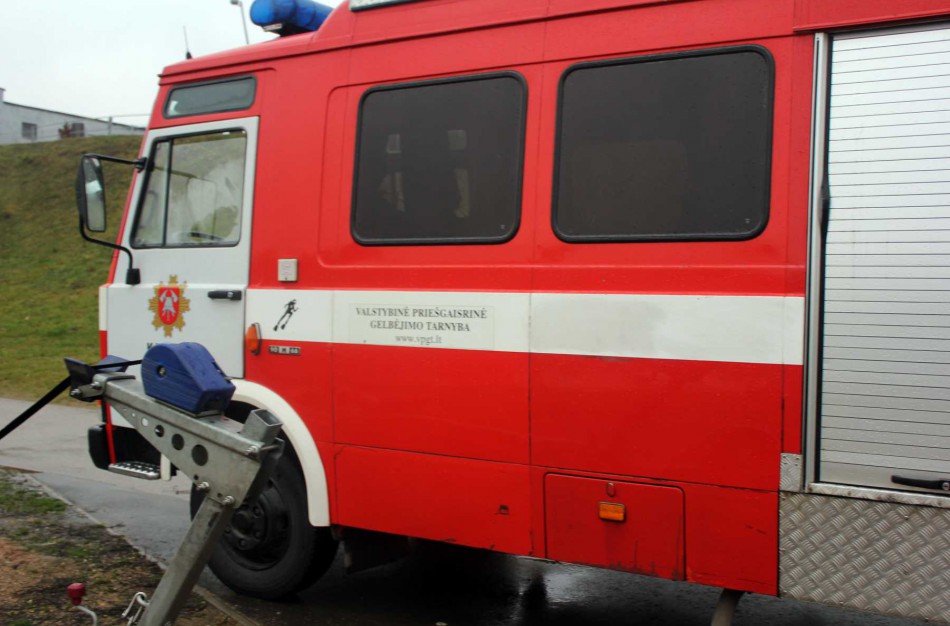 Ant Varnutės tvenkinio ledo pramogavę vaikai sukėlė nerimą: prie tvenkinio išsiųsti narai