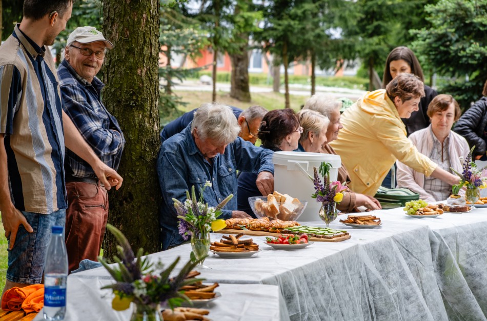 Kaimynų diena Užusaliuose: vienas didelis, puošnus bendrystės stalas, nuostabi žaliuojanti parkelio atmosfera ir fantastiška svečių, kaimynų muzika
