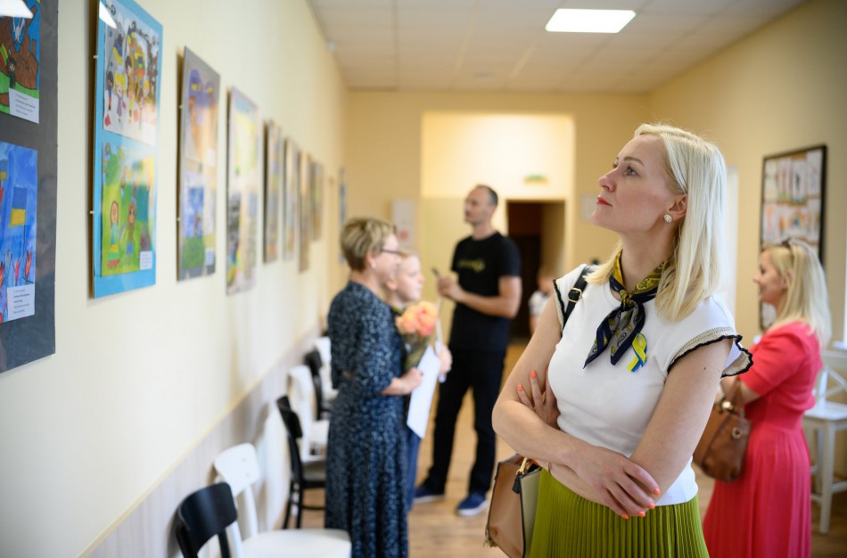 Meno mokykloje atidaryta piešinių paroda „Laisvas Chersonas“