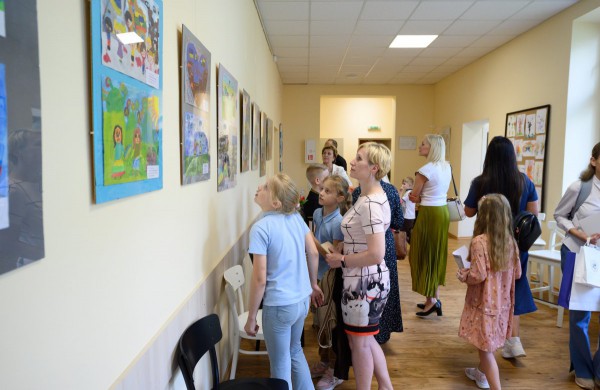 Meno mokykloje atidaryta piešinių paroda „Laisvas Chersonas“