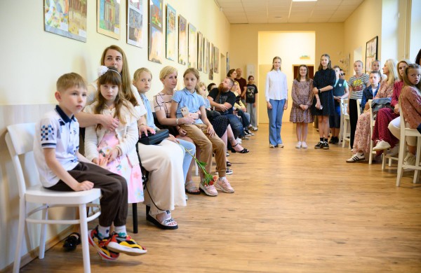 Meno mokykloje atidaryta piešinių paroda „Laisvas Chersonas“